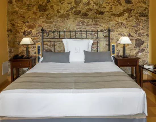 Chambres avec murs en pierre et détails historiques